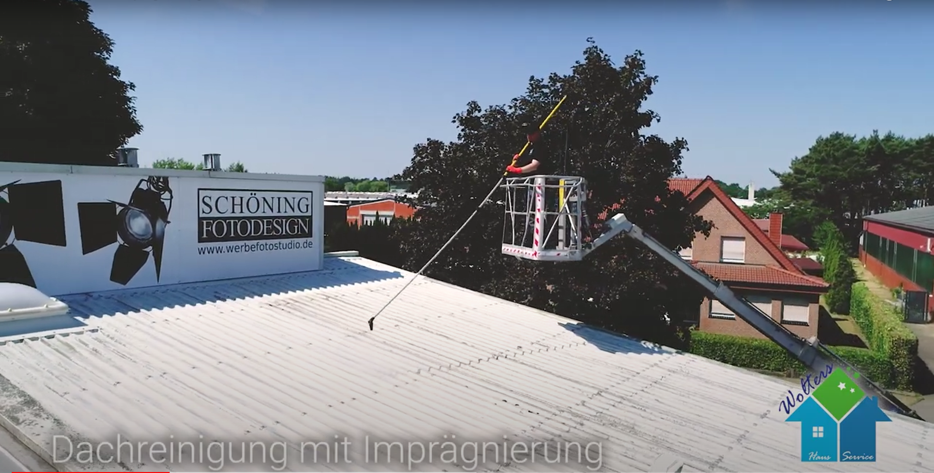 Dachreinigung in Sch&uuml;ttorf mit der Teleskop-Ausr&uuml;stung.