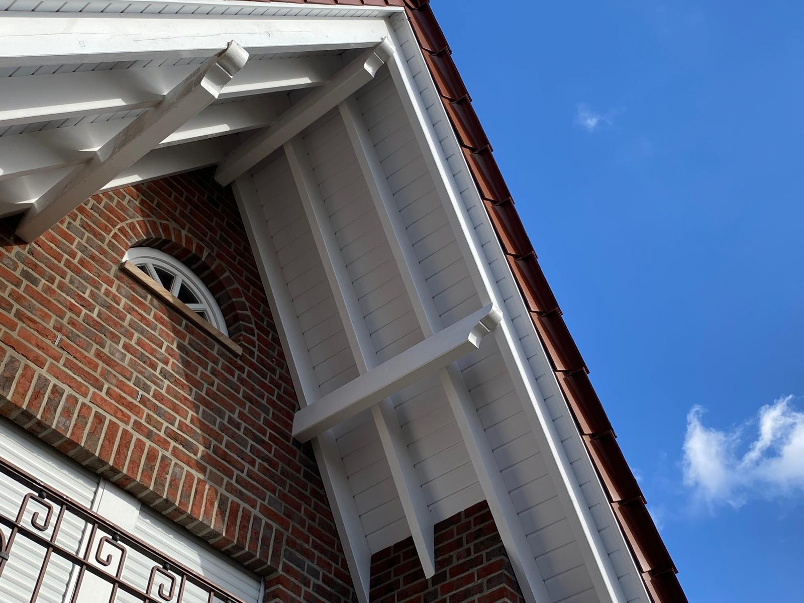 Gereinigter Dach&uuml;berstand an einem Haus in Sch&uuml;ttorf.
